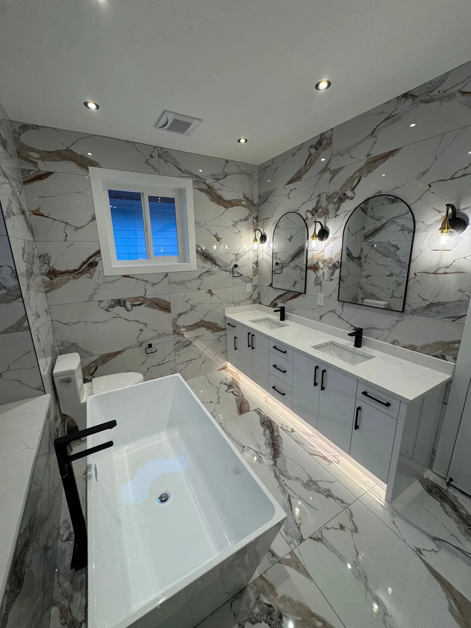 Freestanding bathtub washroom